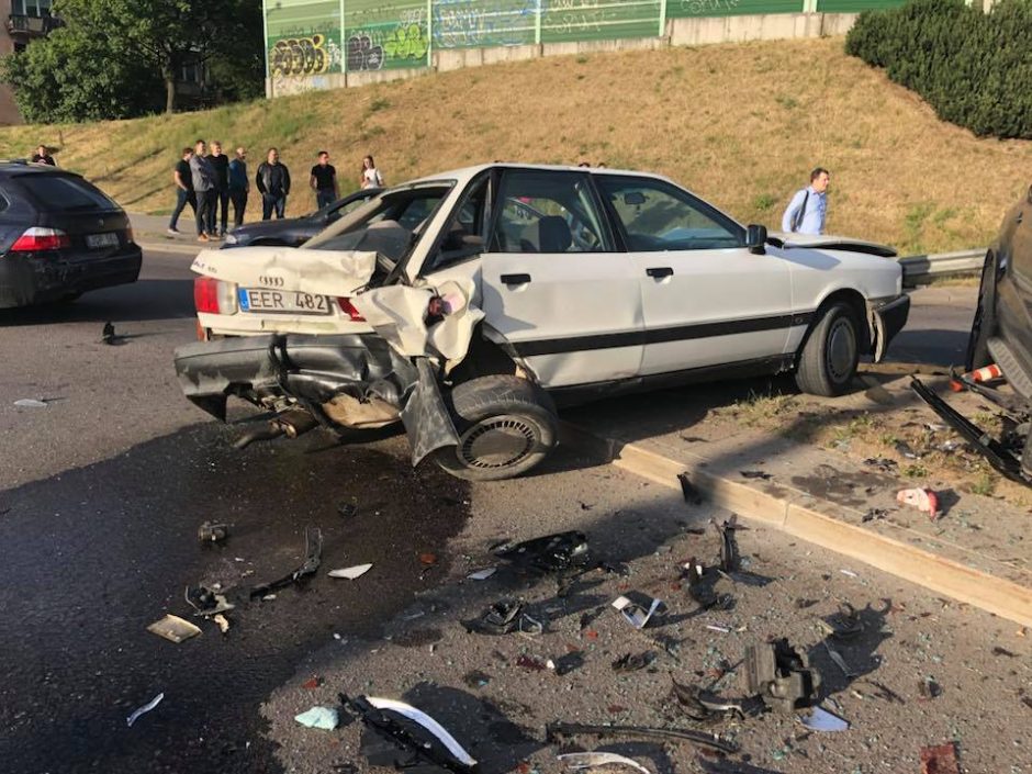 Vilniuje per penkių automobilių avariją sužaloti du žmonės