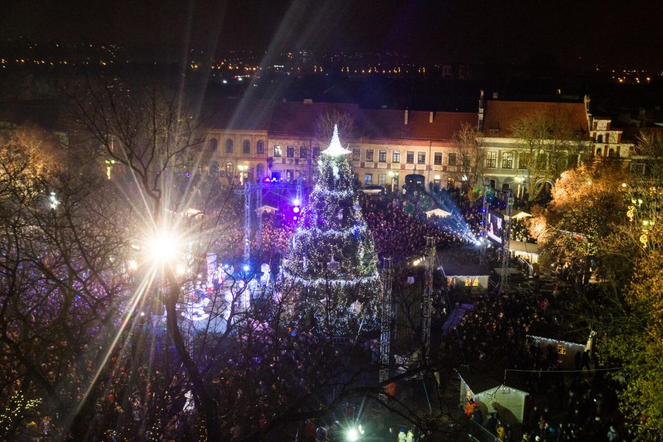 Šventinis maratonas prasideda: įžiebta Kauno Kalėdų eglė 