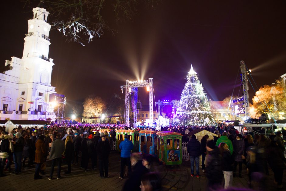 Šventinis maratonas prasideda: įžiebta Kauno Kalėdų eglė 