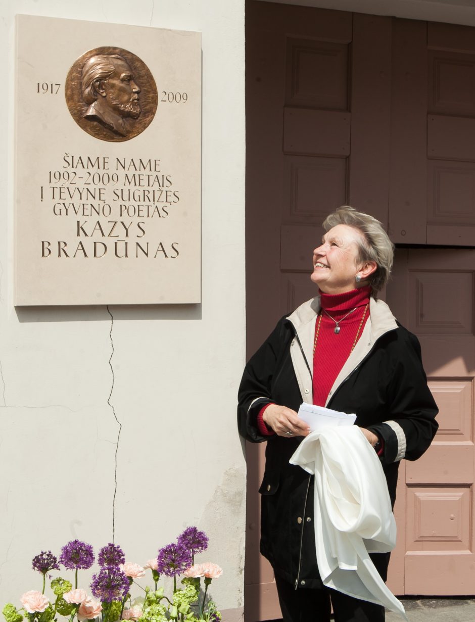 Sostinėje atidengta poeto K. Bradūno atminimo lenta