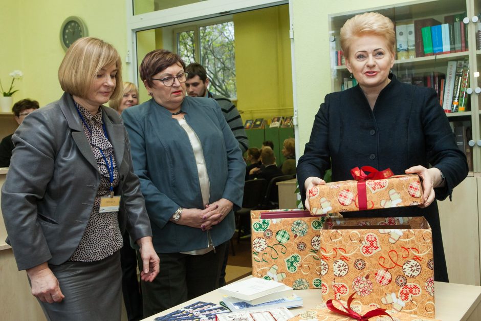 „Knygų Kalėdos“: prezidentė padovanojo knygų savo rajono bibliotekai