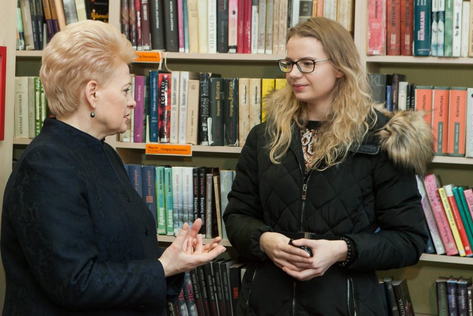 „Knygų Kalėdos“: prezidentė padovanojo knygų savo rajono bibliotekai