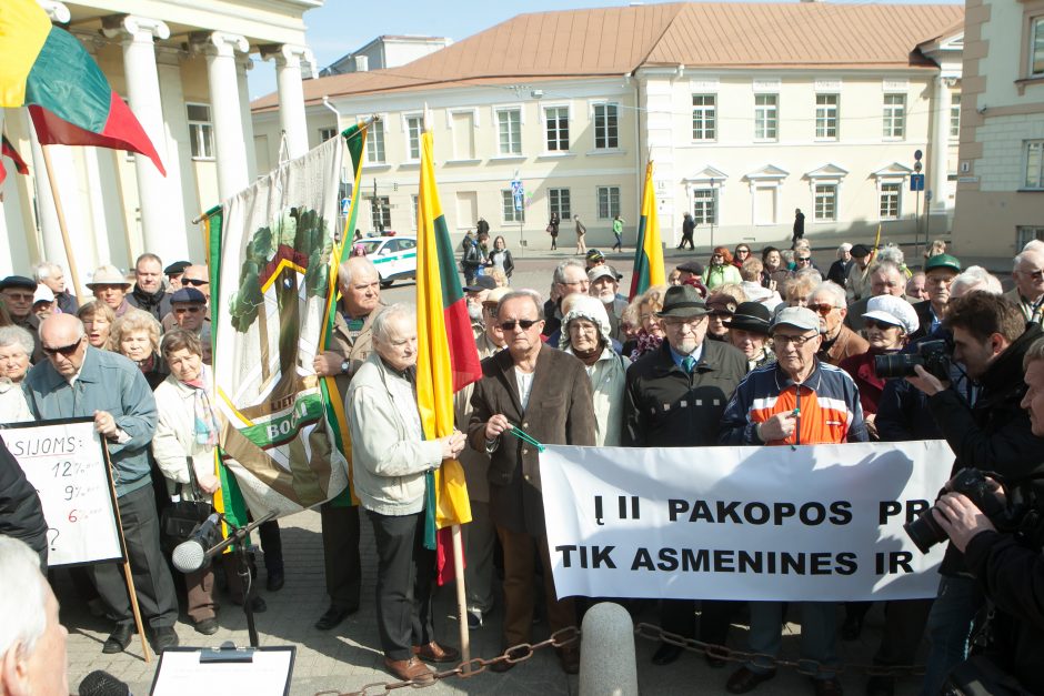 Mitinge pensininkai guodėsi, kad valstybė juos apvagia