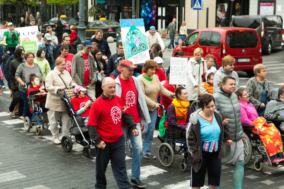 Vilniuje keli šimtai žmonių protestavo prieš neįgaliųjų atskirtį (papildyta)