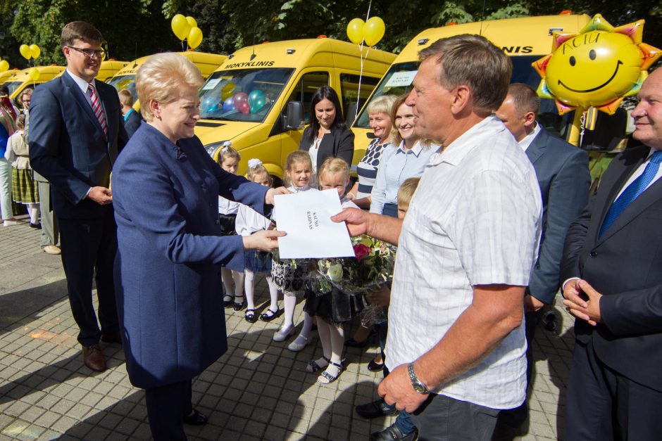 Savivaldybėms perduoti 82 nauji mokykliniai autobusai