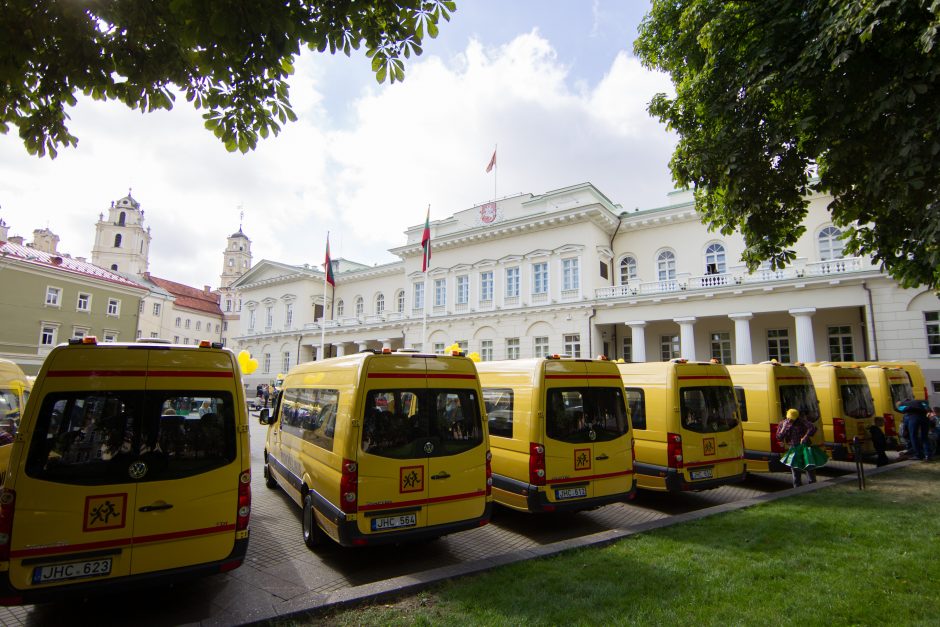 Savivaldybėms perduoti 82 nauji mokykliniai autobusai