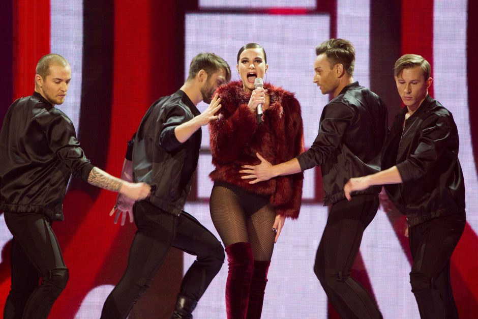 Nesėkmingas triukas: „Eurovizijos“ scenoje Sasha Song apdegė ranką