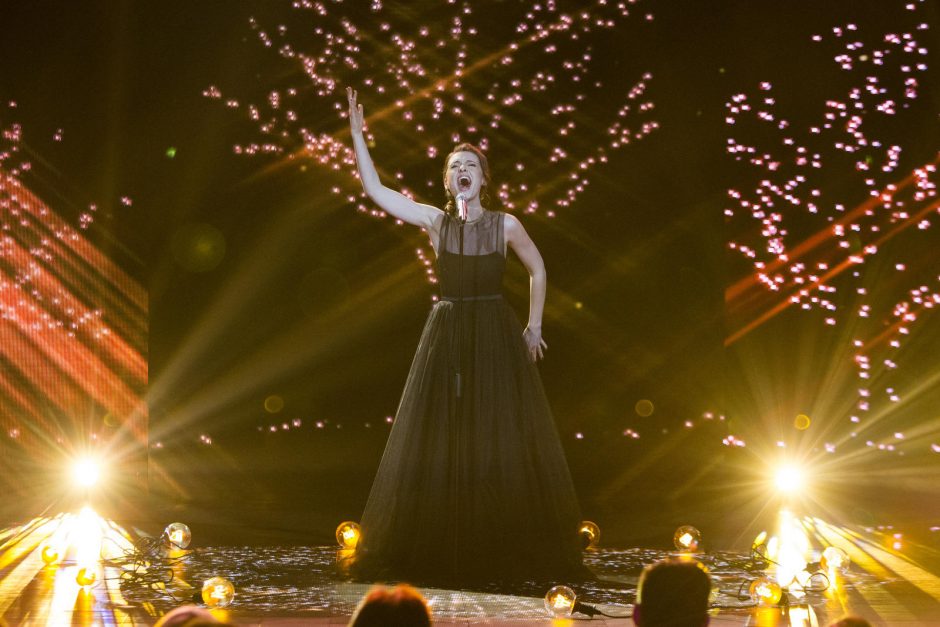 Nesėkmingas triukas: „Eurovizijos“ scenoje Sasha Song apdegė ranką