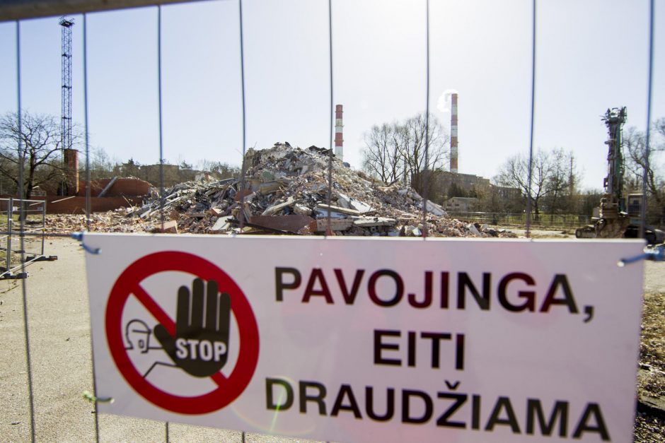 Iš buvusio Kelių policijos pastato liko statybinis laužas