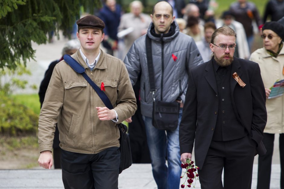 Paminėti sovietų pergalės į Antakalnio kapines susirinko šimtai žmonių