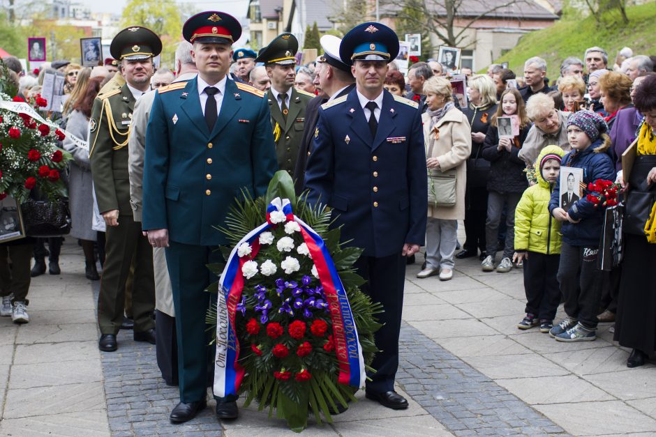 Paminėti sovietų pergalės į Antakalnio kapines susirinko šimtai žmonių