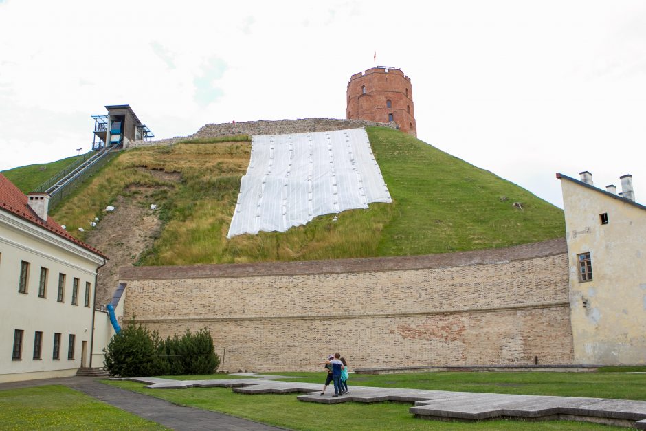 Gedimino kalno šlaitą saugos plėvelė