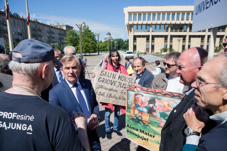 Po Seimo langais – mitingas dėl universitetų reformos
