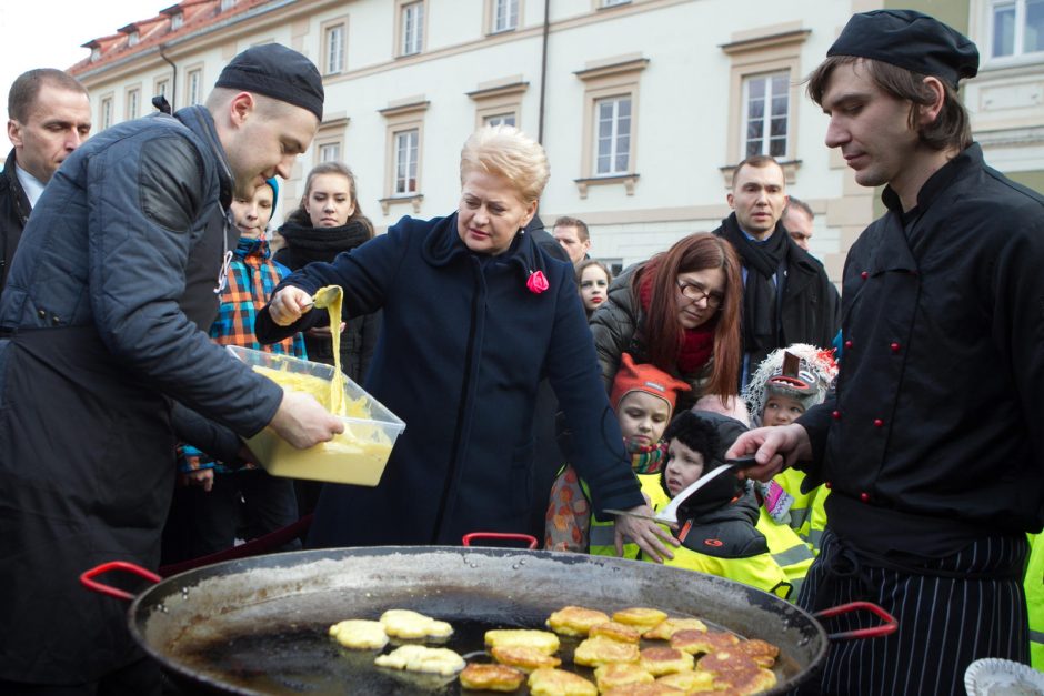 Prezidentė kepė Užgavėnių blynus