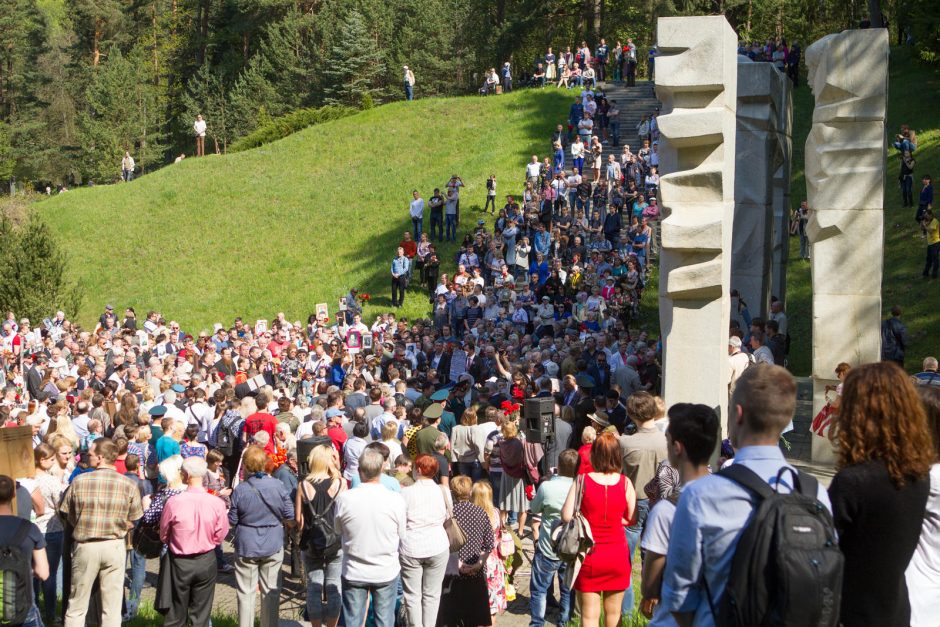 Į Antakalnio kapines paminėti karo pabaigos susirinko didžiulė minia