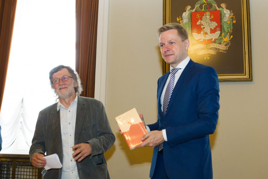 Vilniaus meras „Poezijos pavasario“ premiją skyrė poetui M. Burokui 