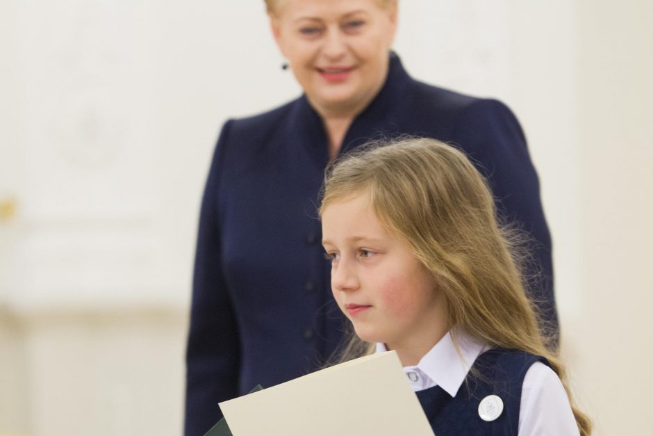 Prezidentė apdovanojo Konstitucijos egzamino nugalėtojus