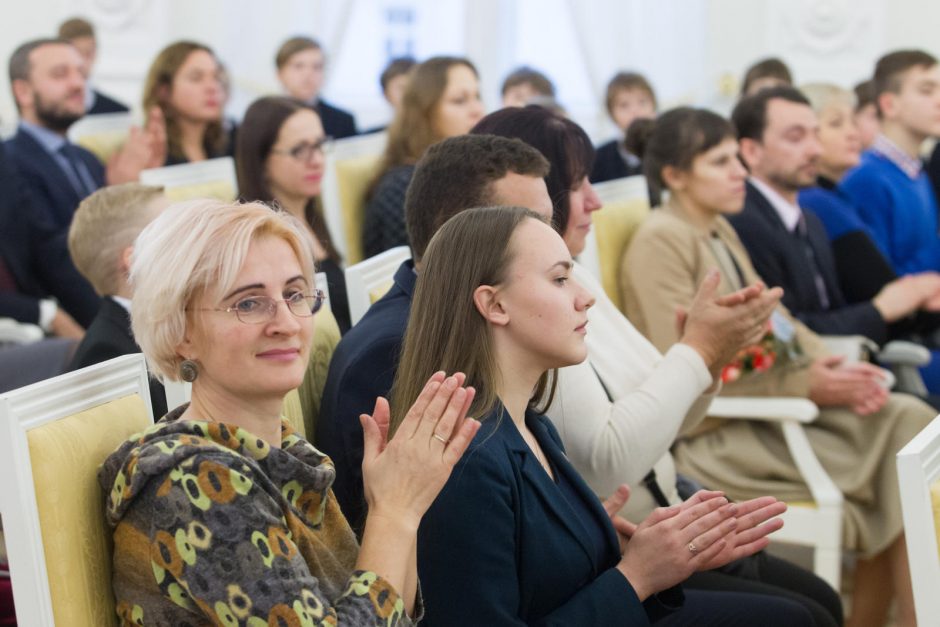 Prezidentė apdovanojo Konstitucijos egzamino nugalėtojus