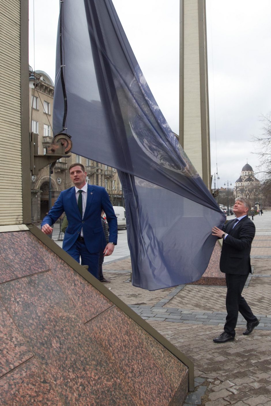 Prie Seimo pakelta Žemės vėliava