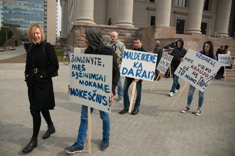 Prie Seimo mitingavo dirbantys neįgalieji