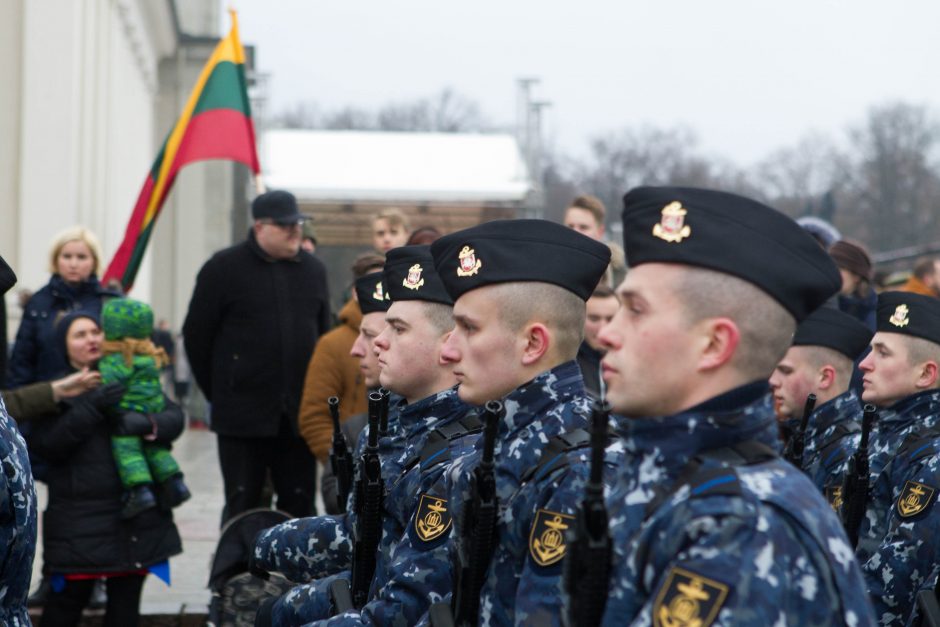 Žmonės sostinėje rinkosi atiduoti pagarbą Lietuvos kariuomenei