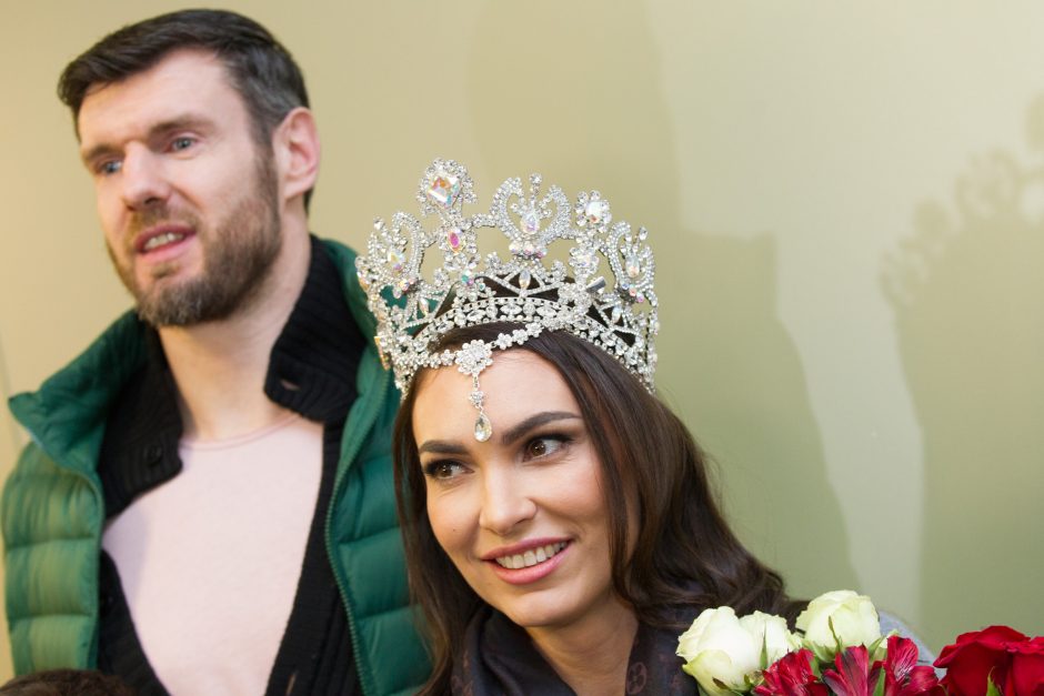 Į Lietuvą parvyko „Misis Pasaulis 2018“ triumfavusi T. Lavrinovič