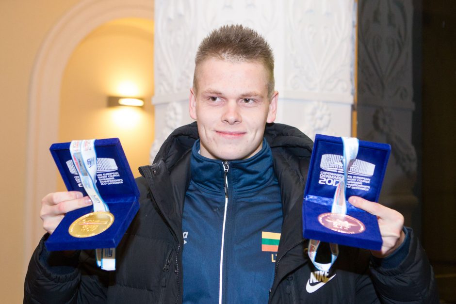 Medalius iškovoję plaukikai grįžo į Lietuvą