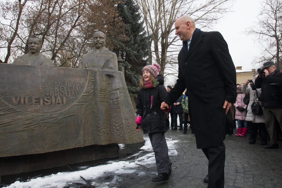 Vilniuje atidengtas paminklas broliams Vileišiams 