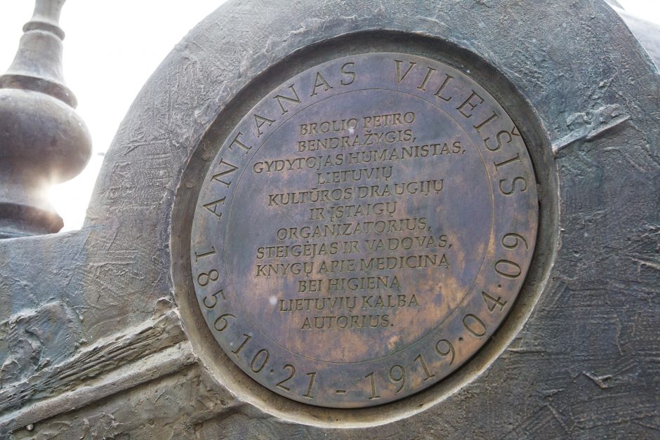 Vilniuje atidengtas paminklas broliams Vileišiams 
