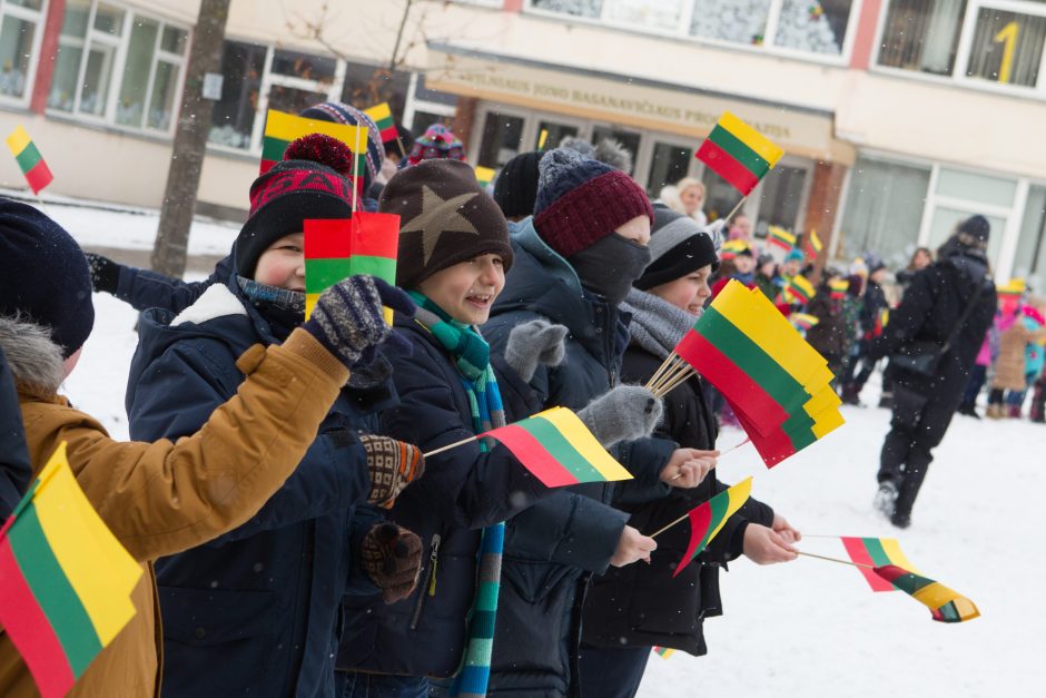 Dvi sostinės mokyklas sujungė rankų tiltas