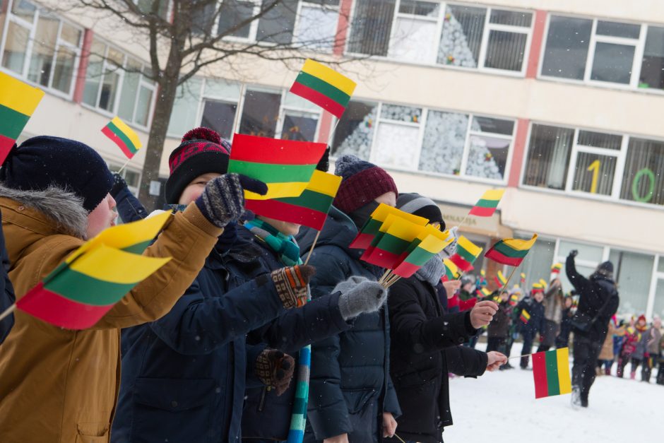 Dvi sostinės mokyklas sujungė rankų tiltas