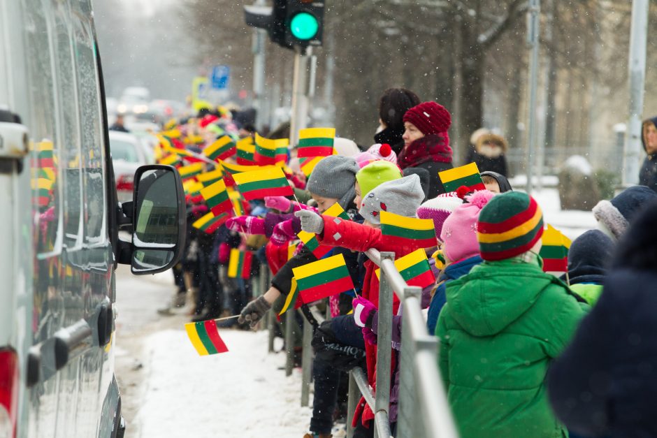 Dvi sostinės mokyklas sujungė rankų tiltas