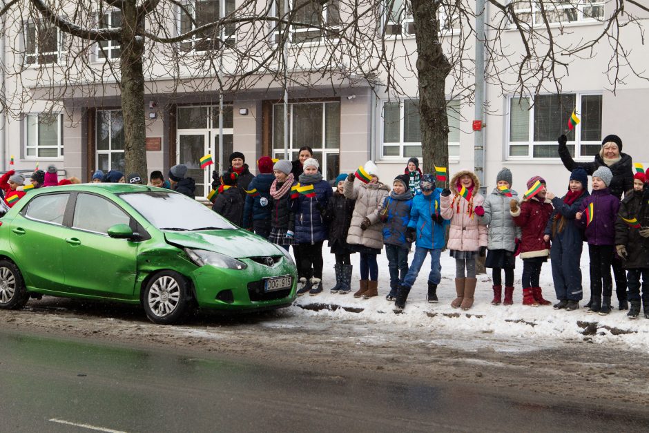 Dvi sostinės mokyklas sujungė rankų tiltas