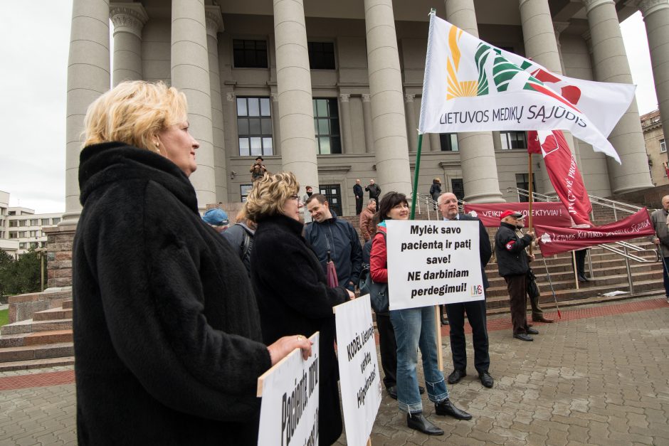 Medikai – vėl mitinge: prašo europinių algų