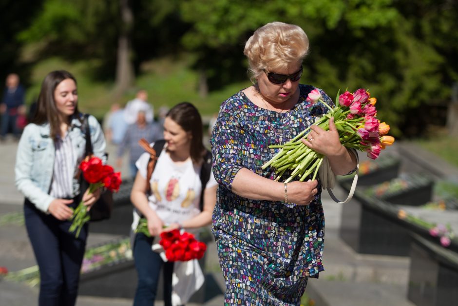 Pergalės dieną Antakalnio kapinėse minėjo šimtai žmonių