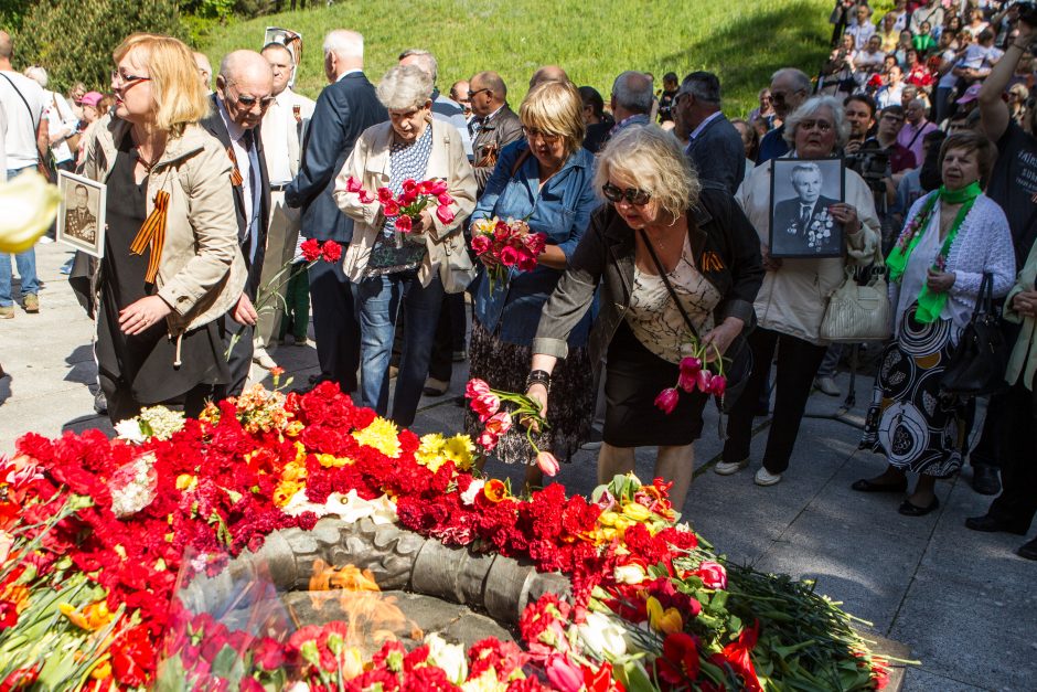 Pergalės dieną Antakalnio kapinėse minėjo šimtai žmonių