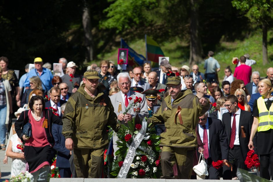 Pergalės dieną Antakalnio kapinėse minėjo šimtai žmonių