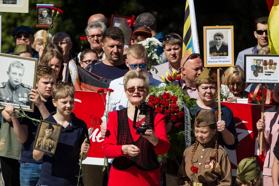 Pergalės dieną Antakalnio kapinėse minėjo šimtai žmonių