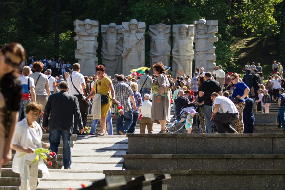 Pergalės dieną Antakalnio kapinėse minėjo šimtai žmonių