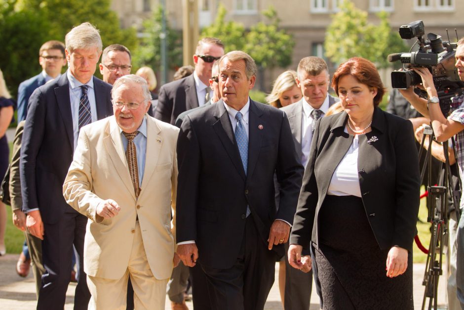 JAV delegacija apžiūrėjo Seimo Sausio 13-osios memorialą