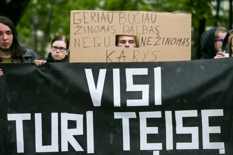 Dešimtys žmonių mitinge protestavo prieš šauktinių grąžinimą