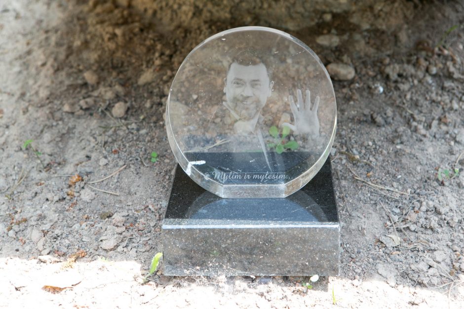 V. Šapranausko kapą papuošė paminklas