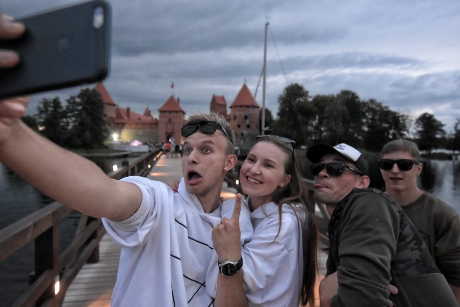 Trakų pilį supa gausios festivalyje „Radistai Castle'17“ šėlsiančių žiūrovų pajėgos