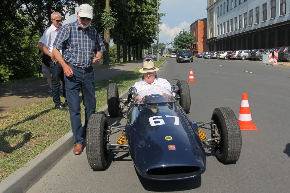 Kauniečiams pristatyti legendiniai bolidai, lenktyniausiantys Kačerginėje