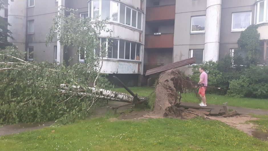 Po liūties Vilniuje eismas pamažu normalizuojasi, bet dar yra neišvažiuojamų gatvių