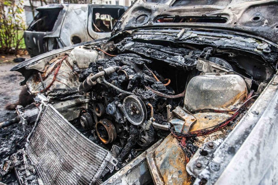 Po sudeginto automobilio – nerimas dėl gyvybės 