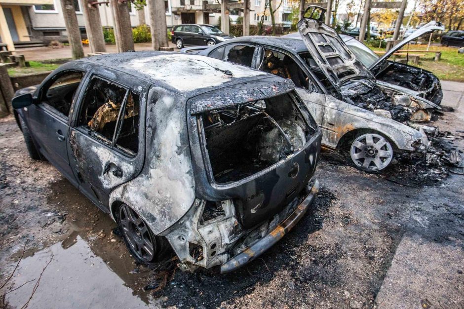 Teismas: automobilių deginimas nėra teroro aktas