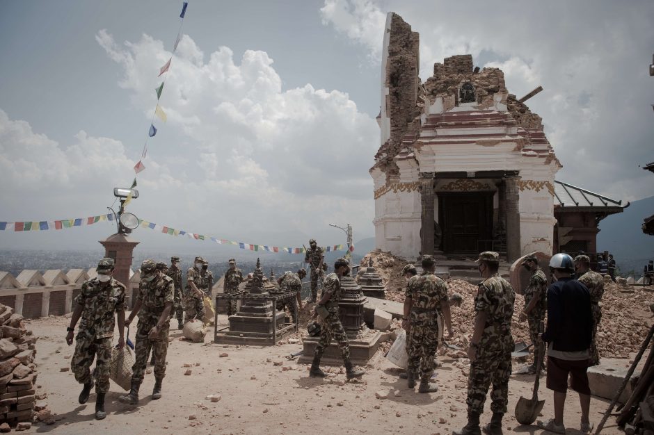 Nepale žemės drebėjimo aukų skaičius perkopė 7 tūkstančius