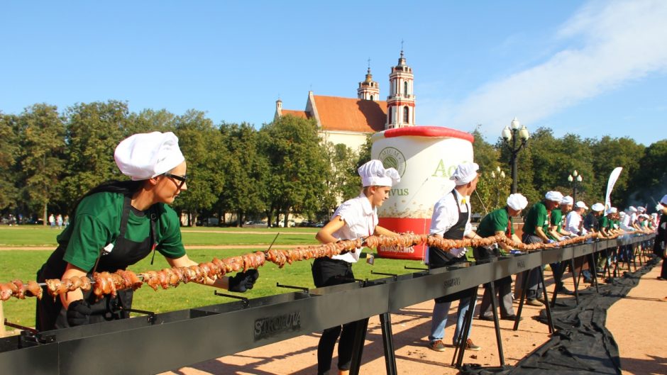 Naujas Lietuvos rekordas: iškeptas ilgiausias vištienos šašlykas