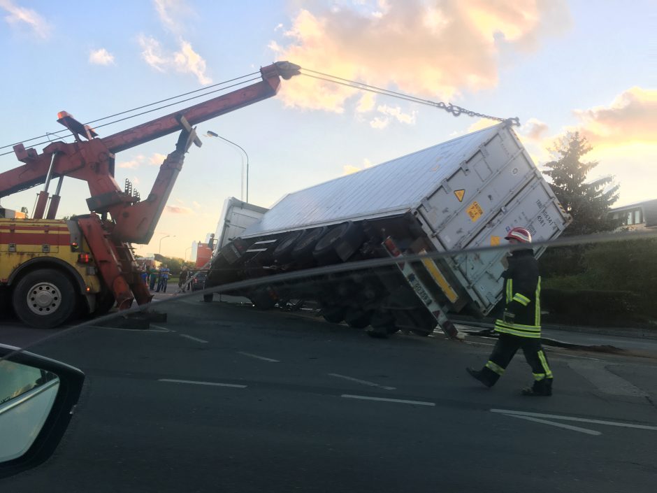 Klaipėdos žiedinėje sankryžoje nuvirto vilkikas